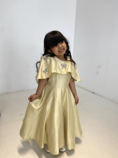 صورة فستان ذهبي مزين بفينكات لؤلؤية على الصدر